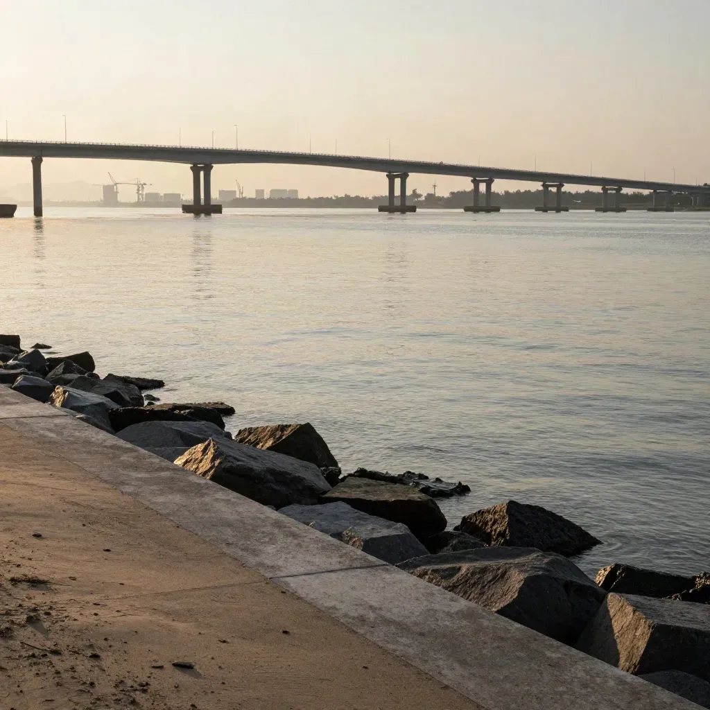 Pemandangan Johor Selatan waktu emas, Causeway, langit berkabus dan air tenang.